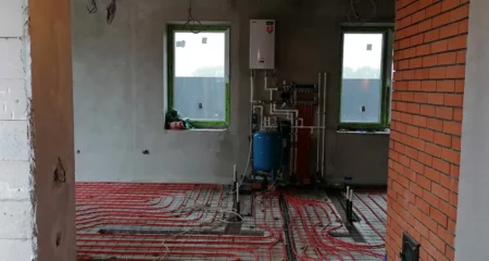 Монтаж системы напольного отопления в одноэтажном доме