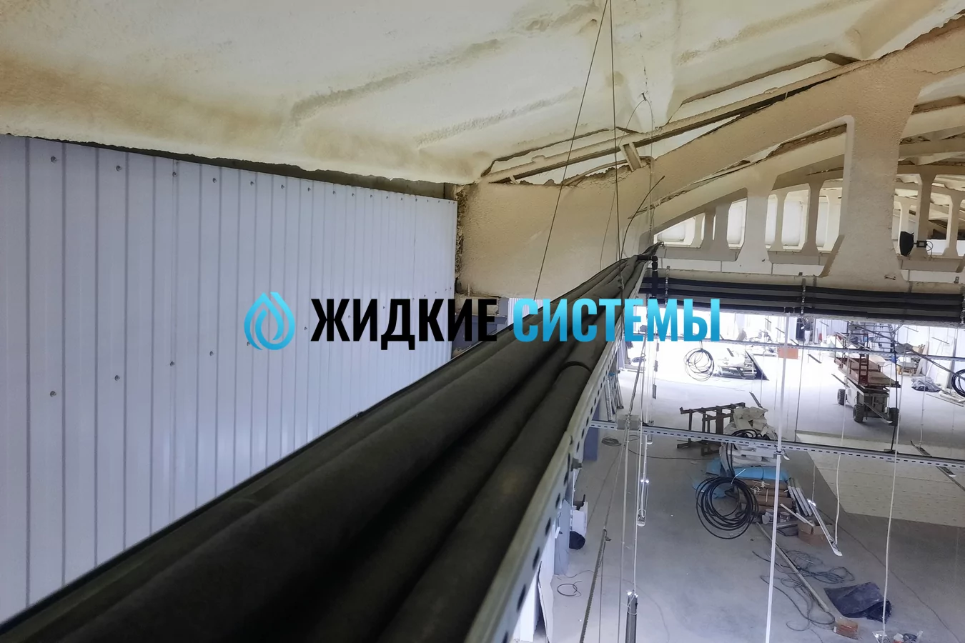 Монтирование трубопровода системы отопления под потолком производства
