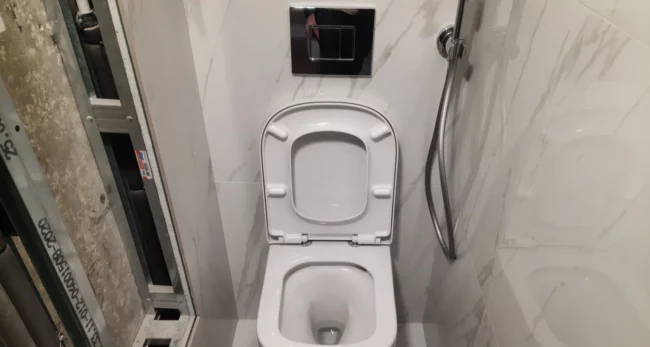 Установка сантехники Grohe в ванной комнате из керамогранита