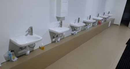 Установка сантехники в ванной комнате для общежития